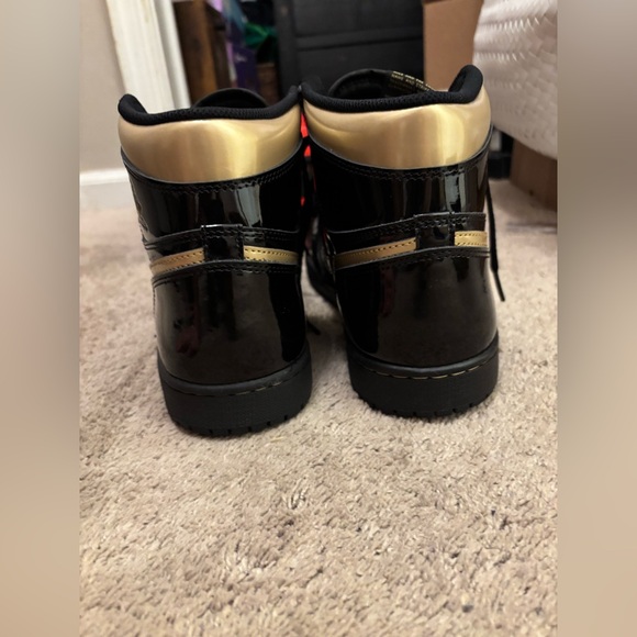 Air Jordan 1 Retro High OG “Black Metallic Gold” - Picture 6 of 8